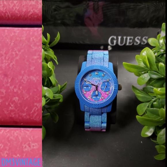 Guess Accessories - Guess Women's Quartz Watch with Silicone Strap